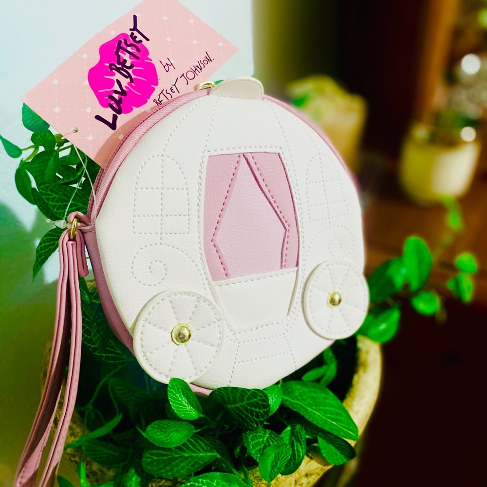 Betsey Johnson Large Carriage  Coin Purse 👛